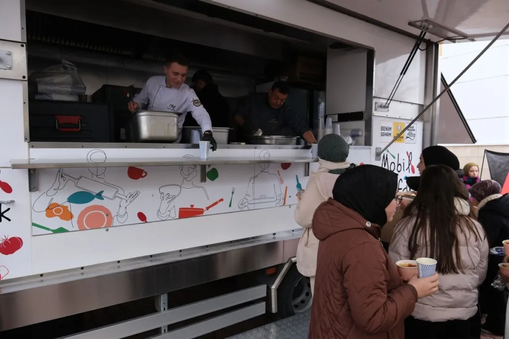 Konya Büyükşehir Belediyesi Gençlik Meclisi, Öğrencilere Destek Olmaya Devam Ediyor