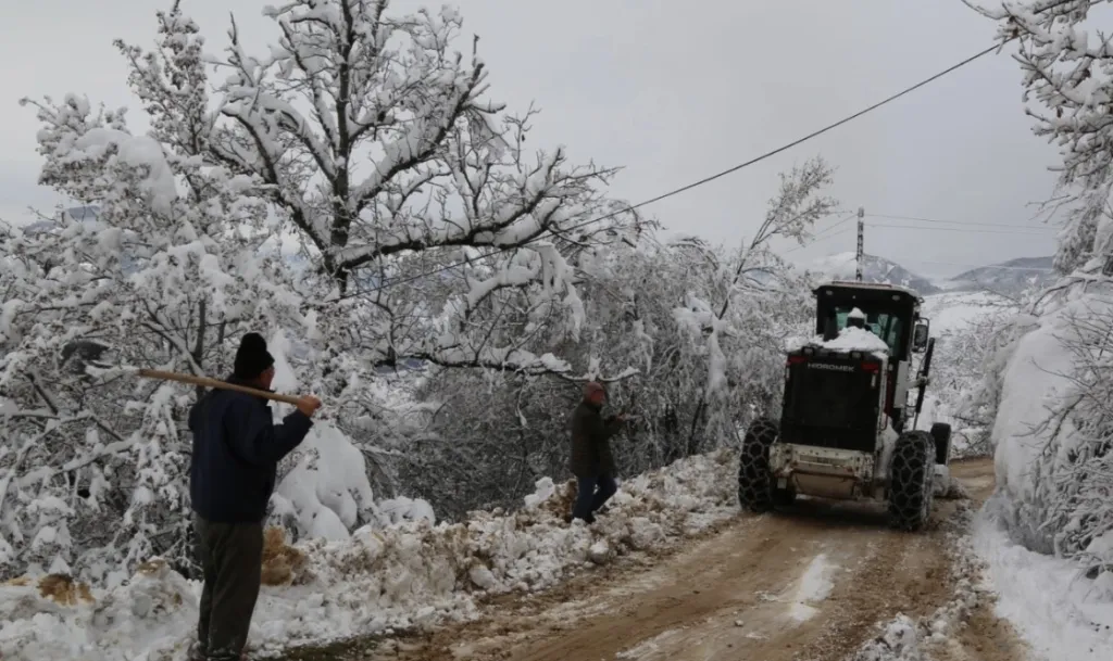 Artvin'de kar yağışı nedeniyle 58 köy yolu ulaşıma kapandı