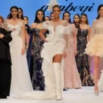 İzmir'de Düzenlenen Defilede Gözler Çizmeli Gelinlikteydi