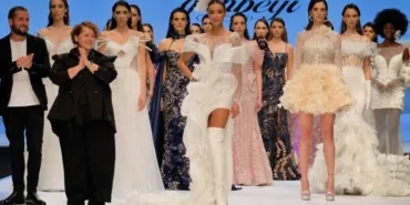 İzmir'de Düzenlenen Defilede Gözler Çizmeli Gelinlikteydi