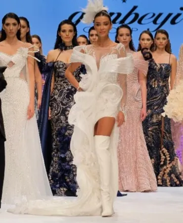 İzmir'de Düzenlenen Defilede Gözler Çizmeli Gelinlikteydi