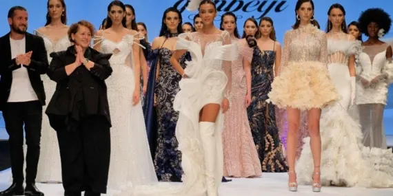 İzmir’de Düzenlenen Defilede Gözler Çizmeli Gelinlikteydi