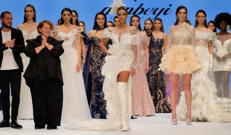 İzmir'de Düzenlenen Defilede Gözler Çizmeli Gelinlikteydi