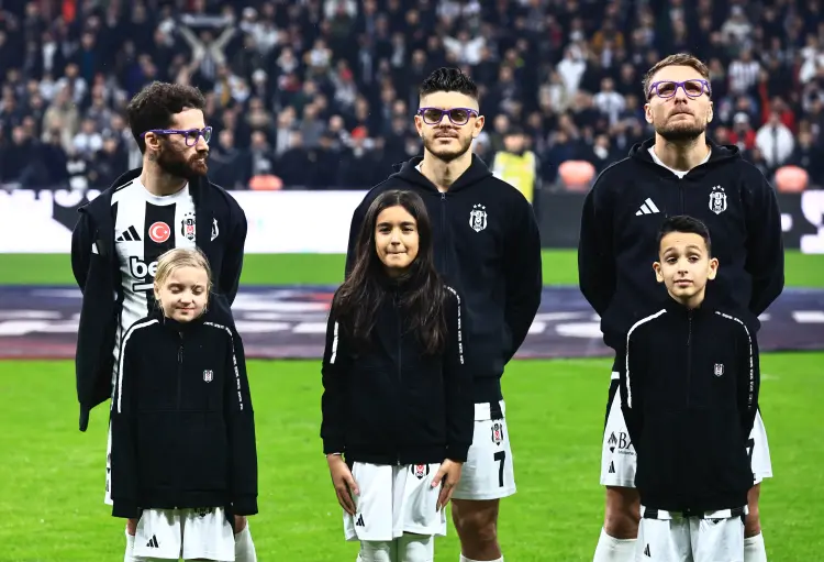 Beşiktaşlı futbolcular mor gözlüklerle sahaya çıktı güncel haberi