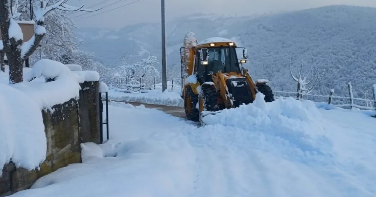 Düzce'de kapalı köy yollarında yol açma çalışmaları devam ediyor güncel haberi