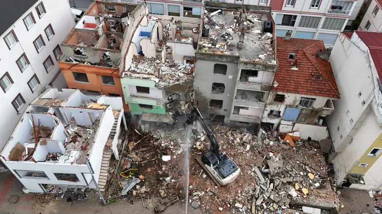 İstanbul Büyükçekmece'de deprem riski taşıyan 23 yapı yıkıldı güncel haberi