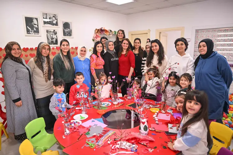 İzmir Bornova'da minikler sevgilerini çiçeklerle anlattı güncel haberi