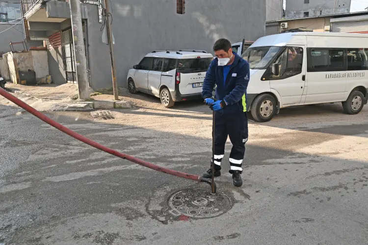 İzmir Karabağlar'da erken dönem sinek mücadelesi başladı güncel haberi