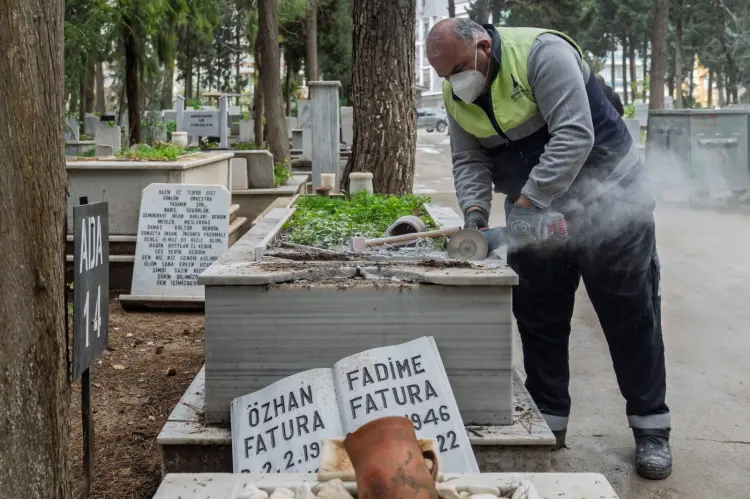 İzmir'de vandalizm kurbanı 39 mezarda çalışma başlatıldı güncel haberi