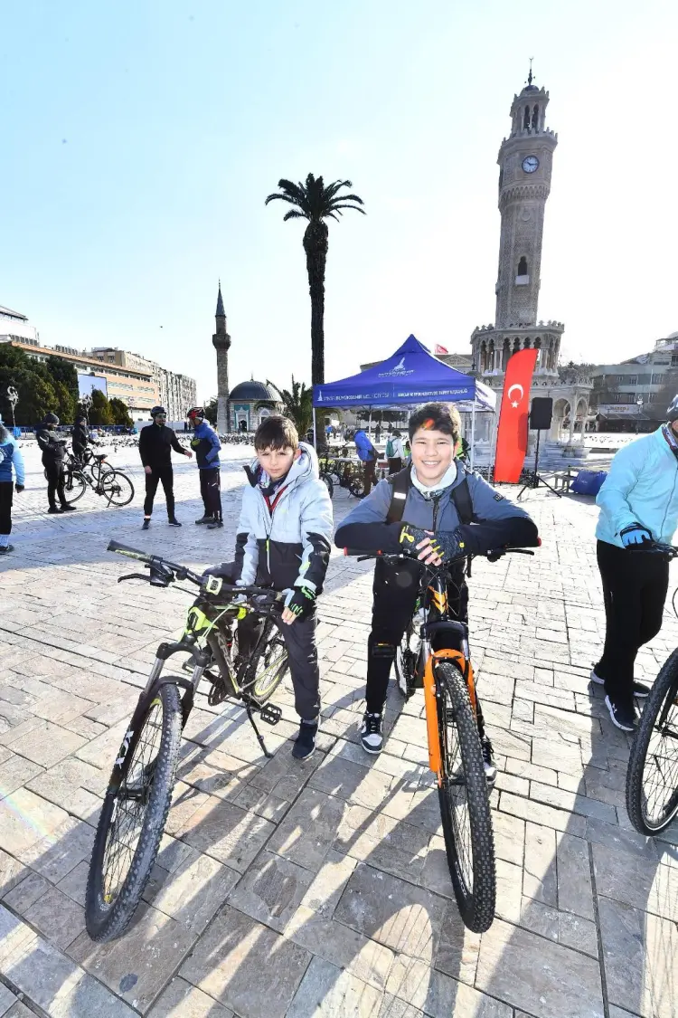 İzmirli bisikletliler hafta sonu pedalladı! güncel haberi