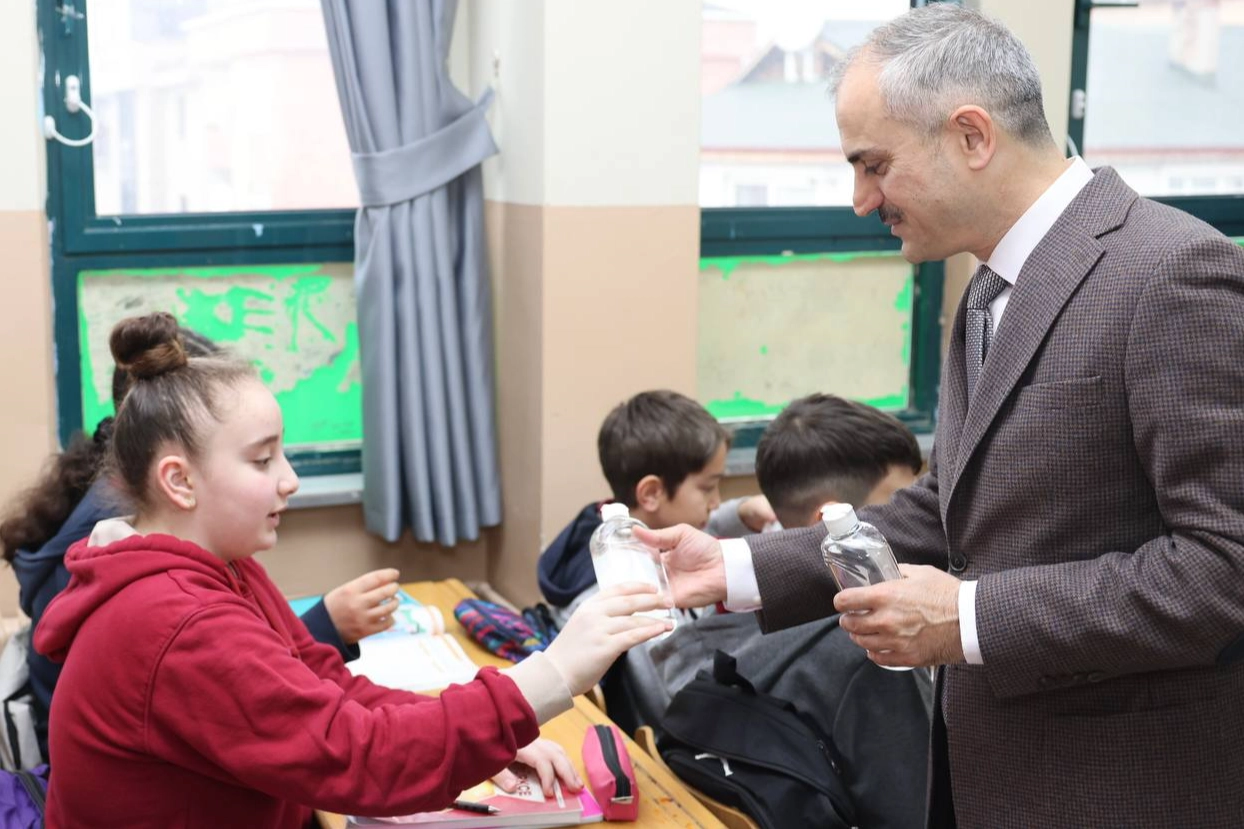 Kocaeli Çayırova Belediyesi’nden öğrencilere dezenfektan güncel haberi