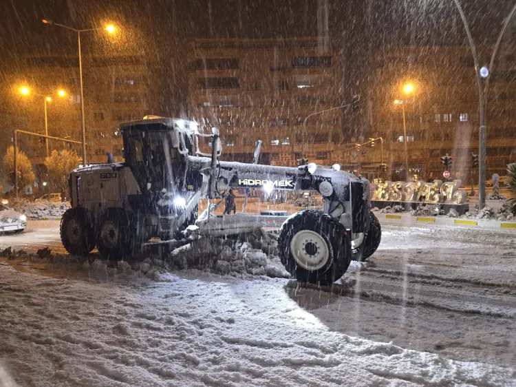 Mardin Midyat'ta karlar temizleniyor güncel haberi