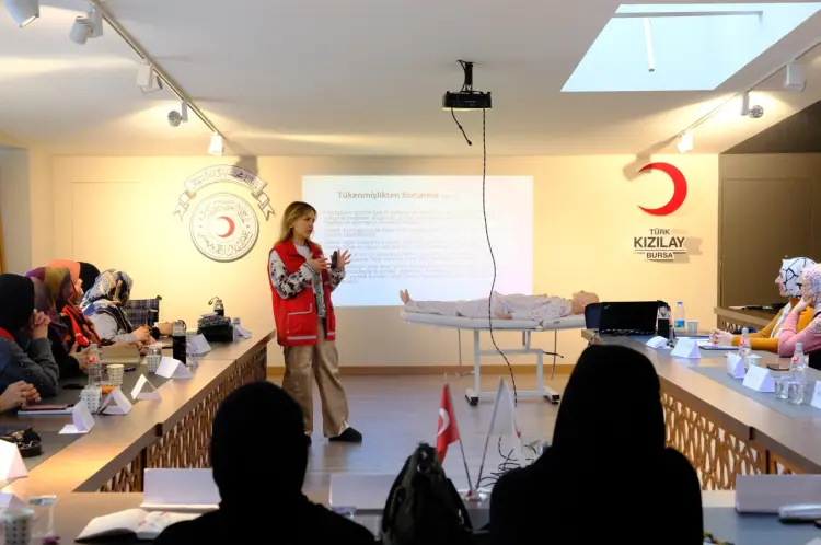 Türk Kızılay Bursa'dan kadın gönüllülerine eğitici eğitimi güncel haberi