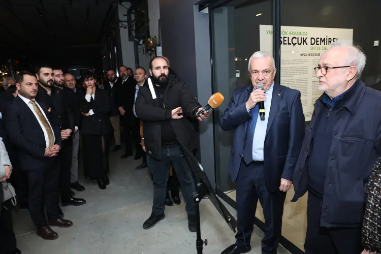 "Yerle Gök Arasında" sergisi izlenime açıldı güncel haberi