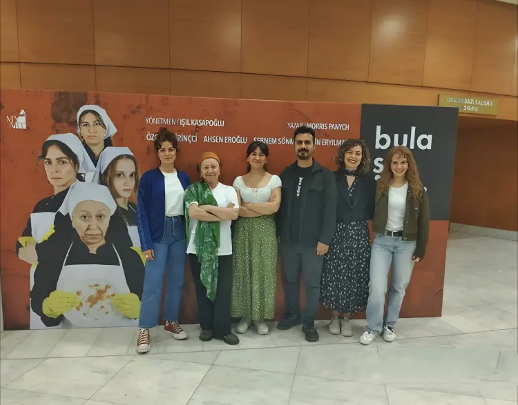 'Bulaşıkçılar' 1 Mayıs’ta Bursa’da sahnelendi... Kadın oyuncular işçi emeğini anlattı haberi