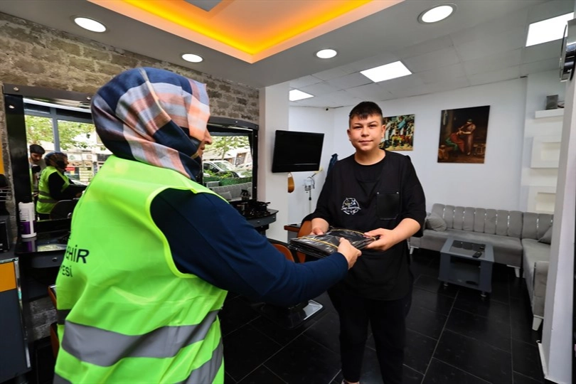 Denizli Büyükşehir berberlere penuar dağıtımına başladı haberi