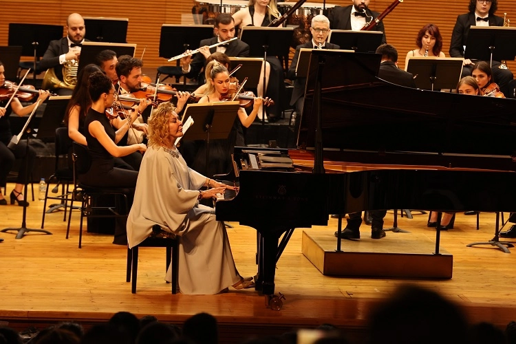 Bursa Nilüfer Senfoni Orkestrası ilk konserinde Gülsin Onay'ı ağırladı haberi