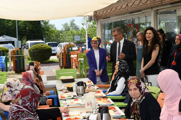 Bursa Osmangazi'de alzheimer hastaları için Anneler Günü kutlaması haberi