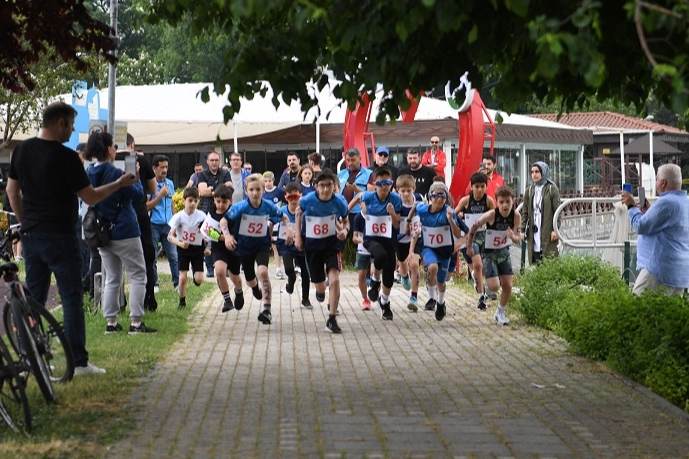 Bursa Osmangazi'de genç sporcuların duatlon heyecanı haberi