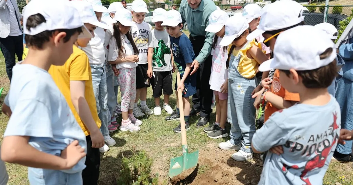 Çayırovalı öğrenciler birlikte fidan dikti haberi