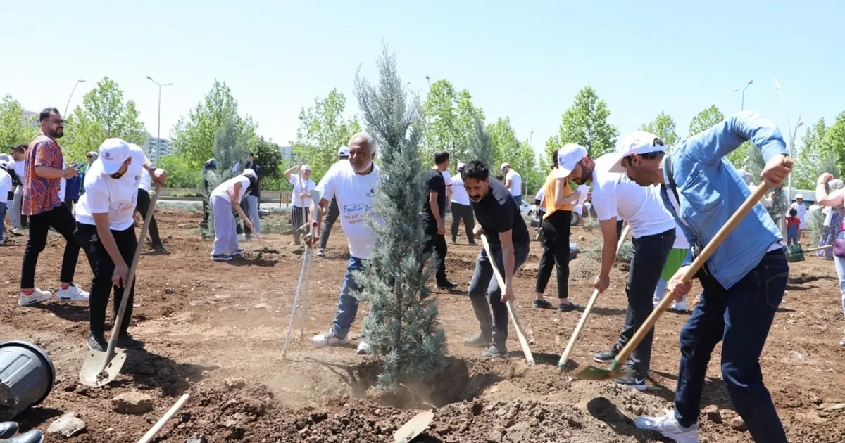 Diyarbakır'da engelliler fidan dikerek geleceğe nefes oldu haberi