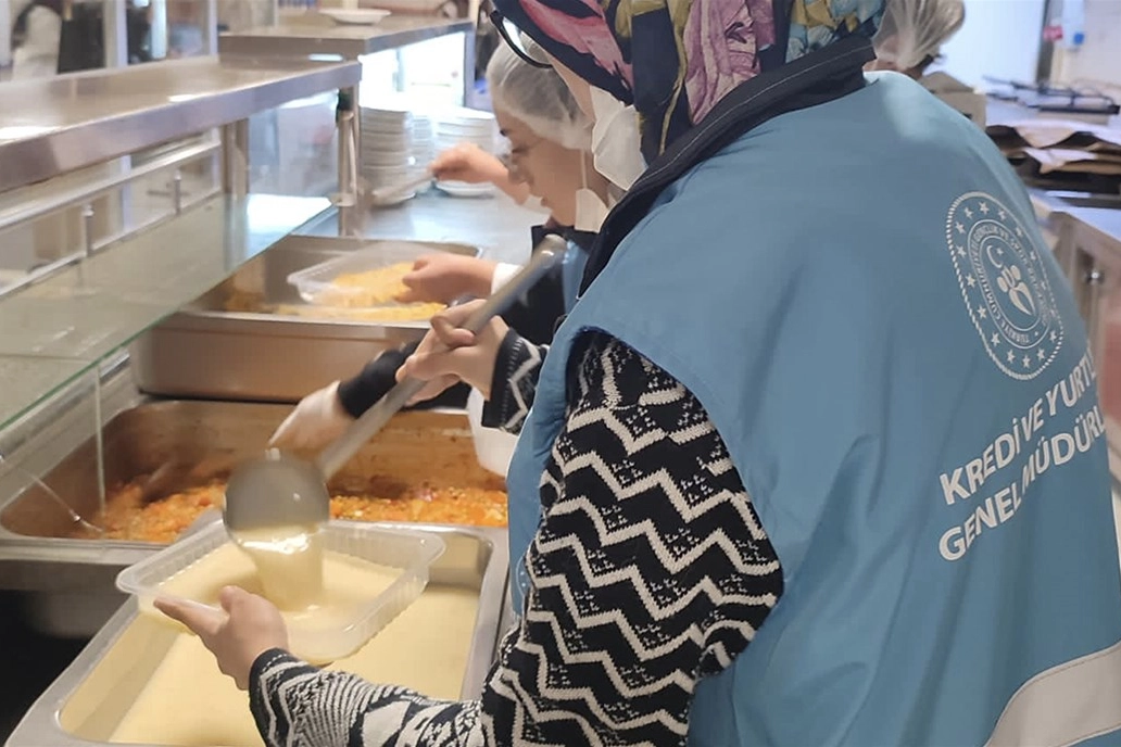 Gençler israfı önlüyor, iyiliği paylaşıyor... “Komşum Gönüllülük Hareketi” ile 10 milyon yemek ihtiyaç sahiplerine ulaştı haberi