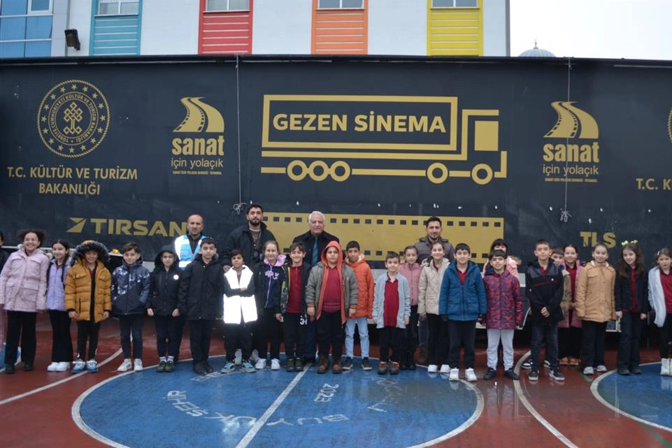 Gezen Sinema yüzlerce durağın heyecanı oldu... Sinemanın rotası Başkent'ten Doğu'ya oldu haberi