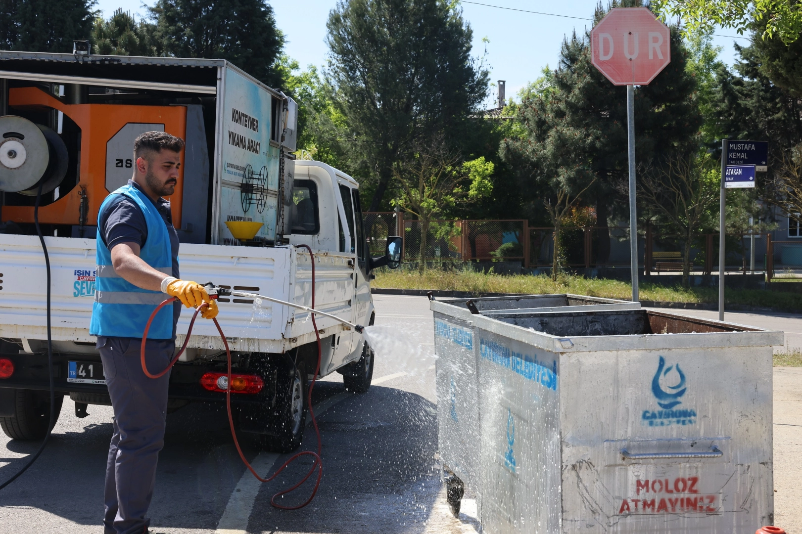 Kocaeli'de çöp konteynerleri yerinde yıkanıyor haberi